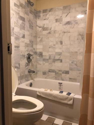 Americas Best Inn - Savannah - image 24