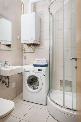 2 bedroom Apt. in the Business Zone- FREE PARKING - image 3