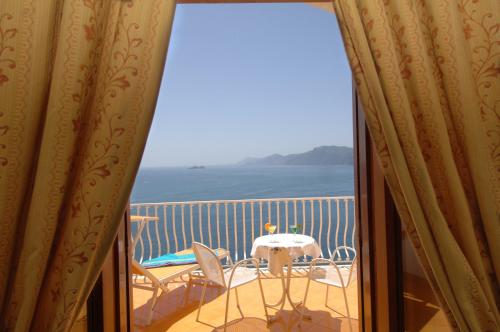 Classic Double Room with Terrace and sea view