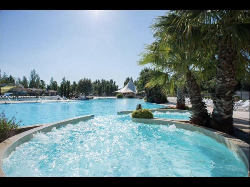 Swimming pool, Mobilhome Vias plage dans Camping near Au Pain Delice