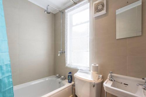 Victoria Gardens - Delightful apartment opposite the sea - image 8