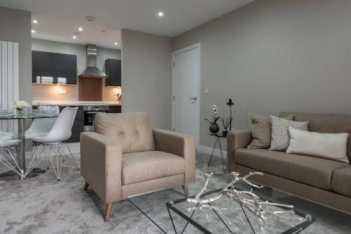 Modern And Contemporary 1 Bedroom 7th Floor Apartment, , Essex