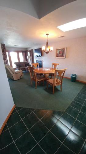 Snug Harbor Inn - image 7