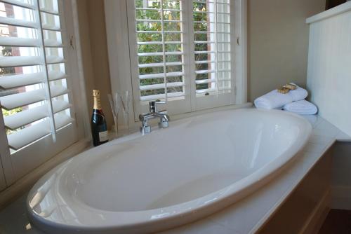 Bathroom, St Leonards Lodge near The Royal Albatross Centre