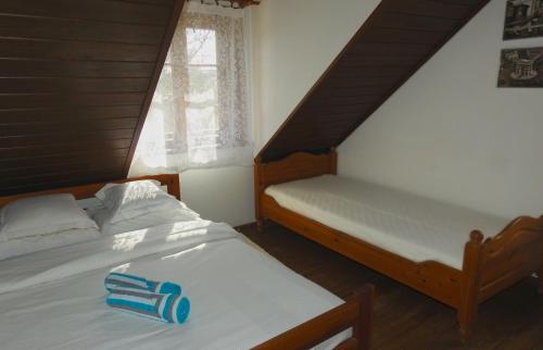 1 king bed, 1 twin bed
