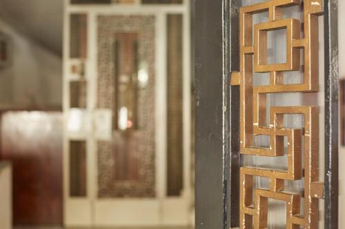 Luxury n Chic Athens Museum Apt - image 7