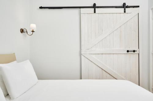 Luxury n Chic Athens Museum Apt - image 10