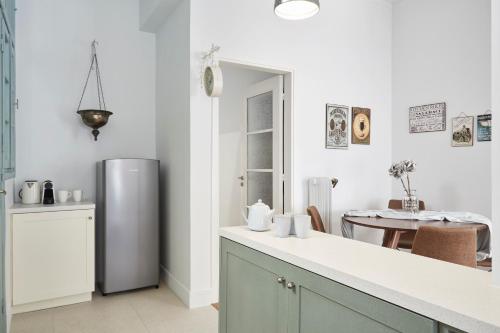 Luxury n Chic Athens Museum Apt - image 2