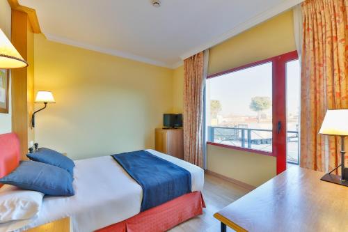 Hotel El Cruce The 3-star Hotel El Cruce offers comfort and convenience whether youre on business or holiday in Manzanares. The property offers guests a range of services and amenities designed to provide comfort a