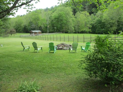 Skats, Gorgeous cabin stay near I-77, views, antiques, Wi-fi, wonderful experience for 2! in Pembroke (VA)