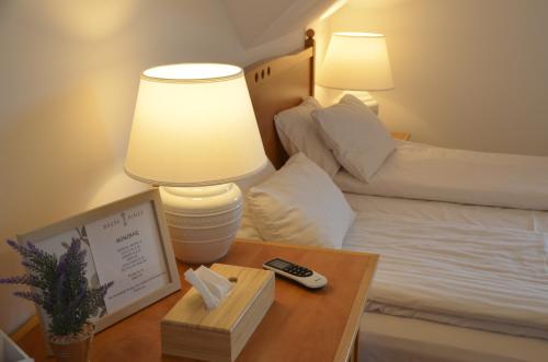 1 king bed, 2 twin beds