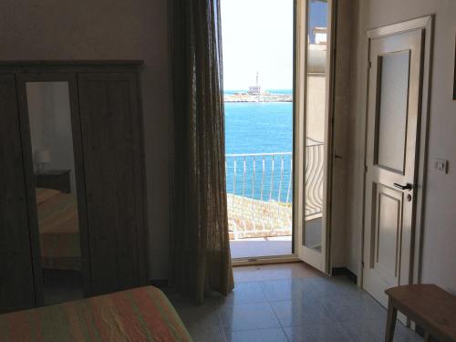 شرفة/ تراس, Rocca Sul Mare Hotel in فيستي