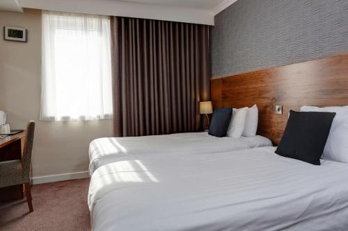 4 twin beds