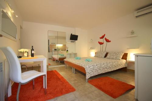 Studio Apartment image 8