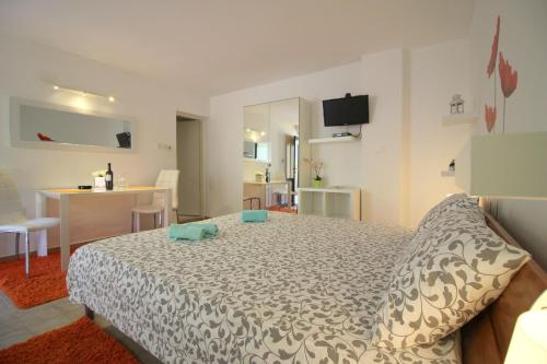 Studio Apartment image 9