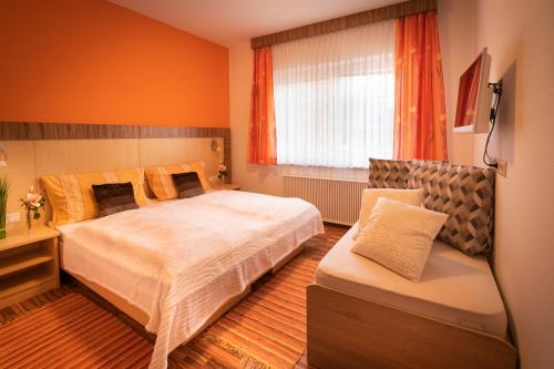 3 twin beds