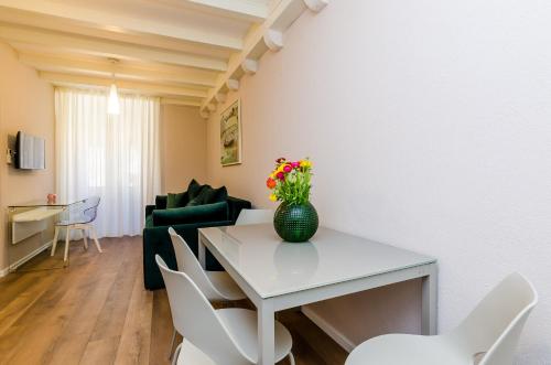 Villa Flores Room Type - One-Bedroom Apartment
