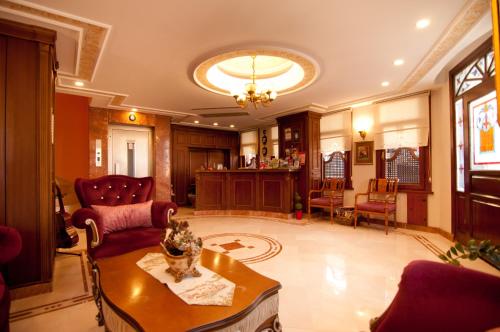 Emine Sultan , Pension in Istanbul