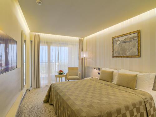 Double Room with Balcony and Lateral Sea View