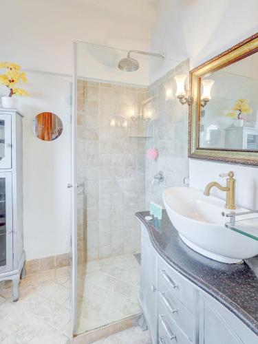 Charming spacious 4BR apt near the sea photo