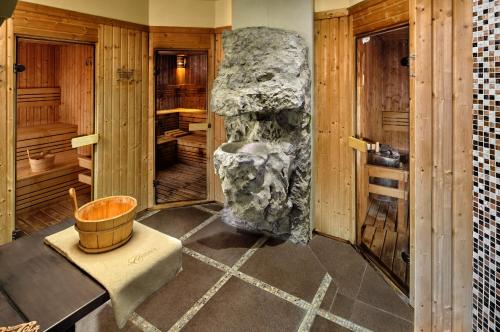 Sauna, La Contessa Castle Hotel in Zilvasvarada