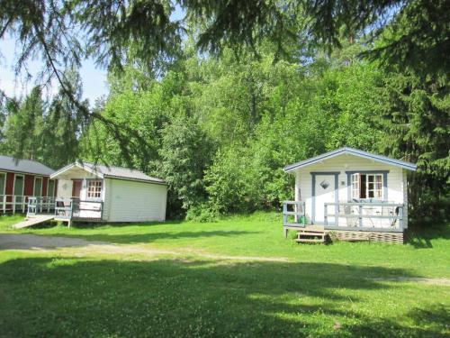 Cottage with Shared Shower (4 Adults)