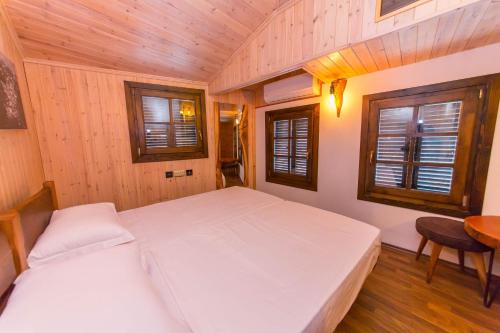 Heraklis Hotel - image 8