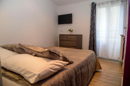 HOTEL HOVI DE LA MAIRIE – Aubervilliers, CA
