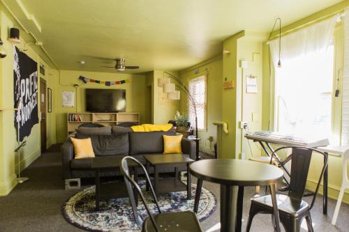 Pub/Lounge, HI - Seattle at the American Hotel Hostel in Seattle (Washington)