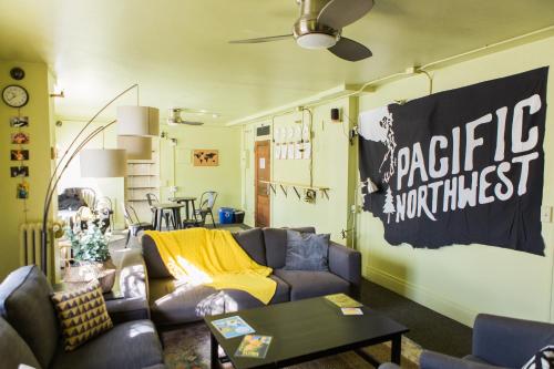 Közös társalgó / TV, HI - Seattle at the American Hotel Hostel in Seattle (Washington)