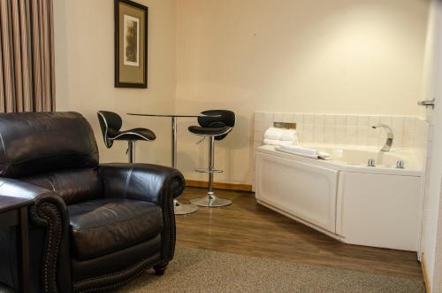 Deluxe Suite with Spa Bath