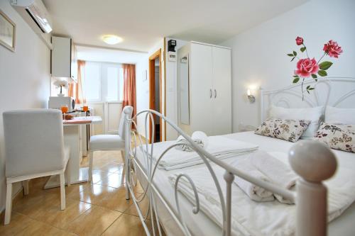 Studio Kristic, cozy studio with a terrace 1