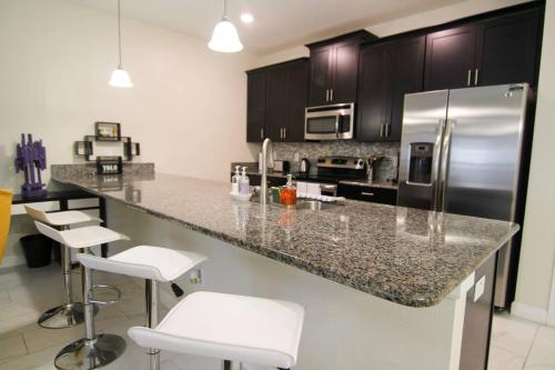 A - New 4 Bedroom Home - 5 Miles to Disney - Free Water Park - Private Pool in Kissimmee, USA