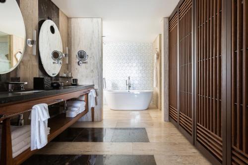 room detail thumbnail 2