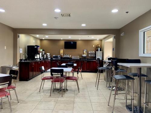 Food and beverages, Microtel Inn & Suites by Wyndham Charleston South in South Charleston (WV)