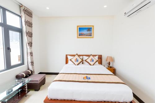 Deluxe King Room image 9