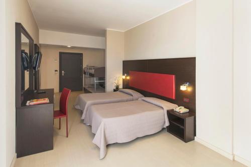 1 queen bed, 2 twin beds