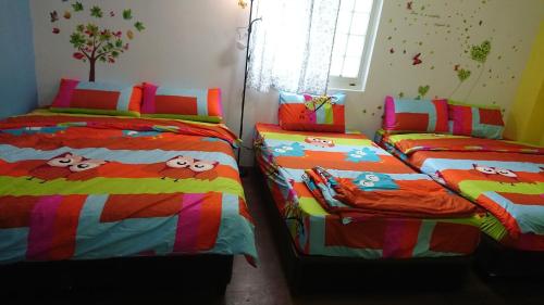 2 double beds, 1 twin bed