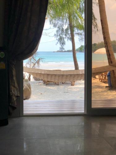 Rim Lay in Klong Hin Bay