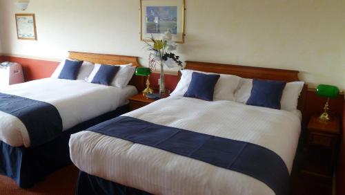 2 queen beds