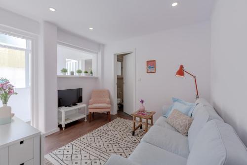 Sunny Apartment with Patio, By TimeCooler, Lisbon
