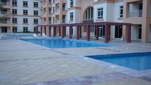 スイミングプール, marina two apartment 201 with direct sea view in キング アブドラ エコノミック シティ