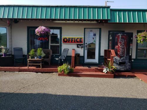 Eingang, 100 Mile Motel & RV Park in 100 Mile House (BC)