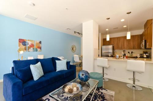 

Urban Downtown LA Sapphire Suite
