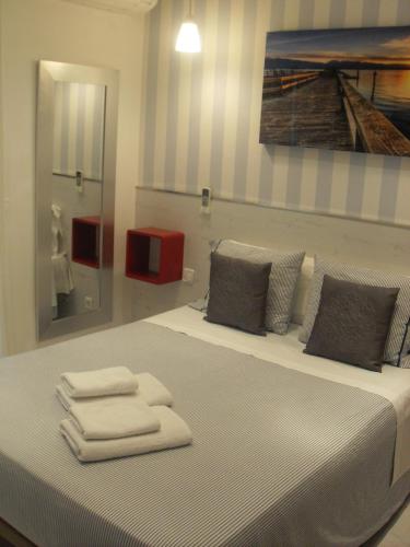Standard Double Room image 4
