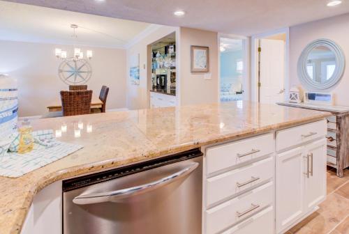 Holiday Surf & Racquet Club 610 by RealJoy Vacations - image 9