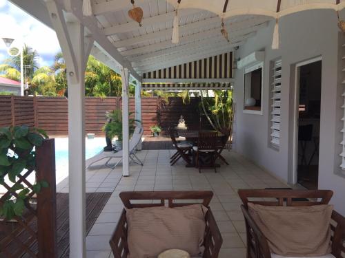 Villa de charme avec piscine residence securisee in ดูบดู