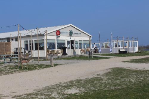 Perle am Ijsselmeer mit eigenem Tretboot in มีเดมบลิก