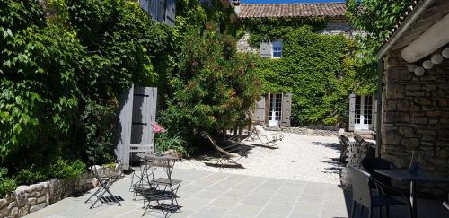 La Bastide de LUSSAN gîte à louer Lussan