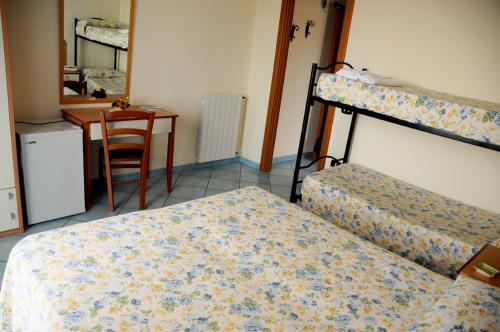 1 queen bed, 2 twin beds